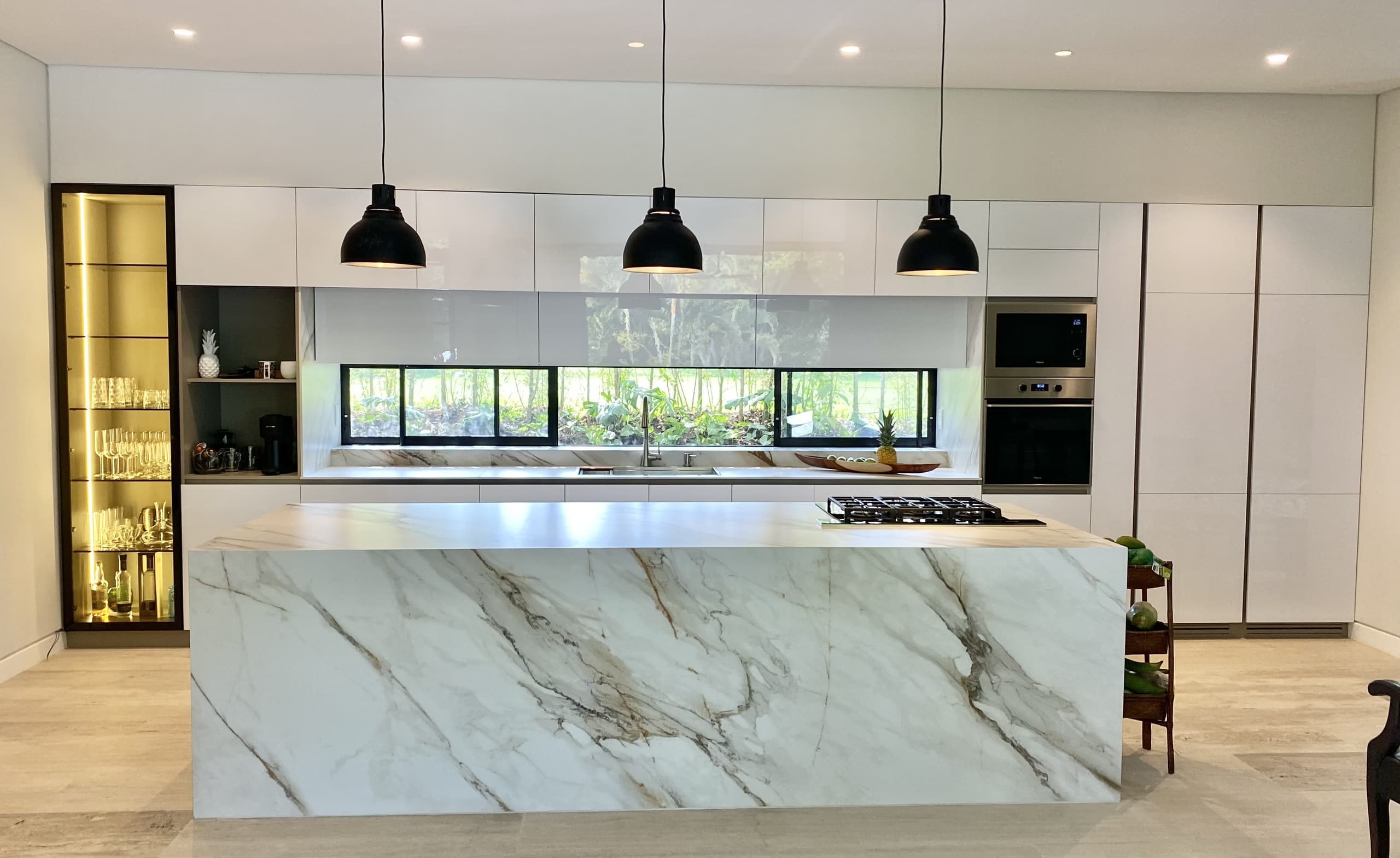 Cocina Calacatta con isla de mármol