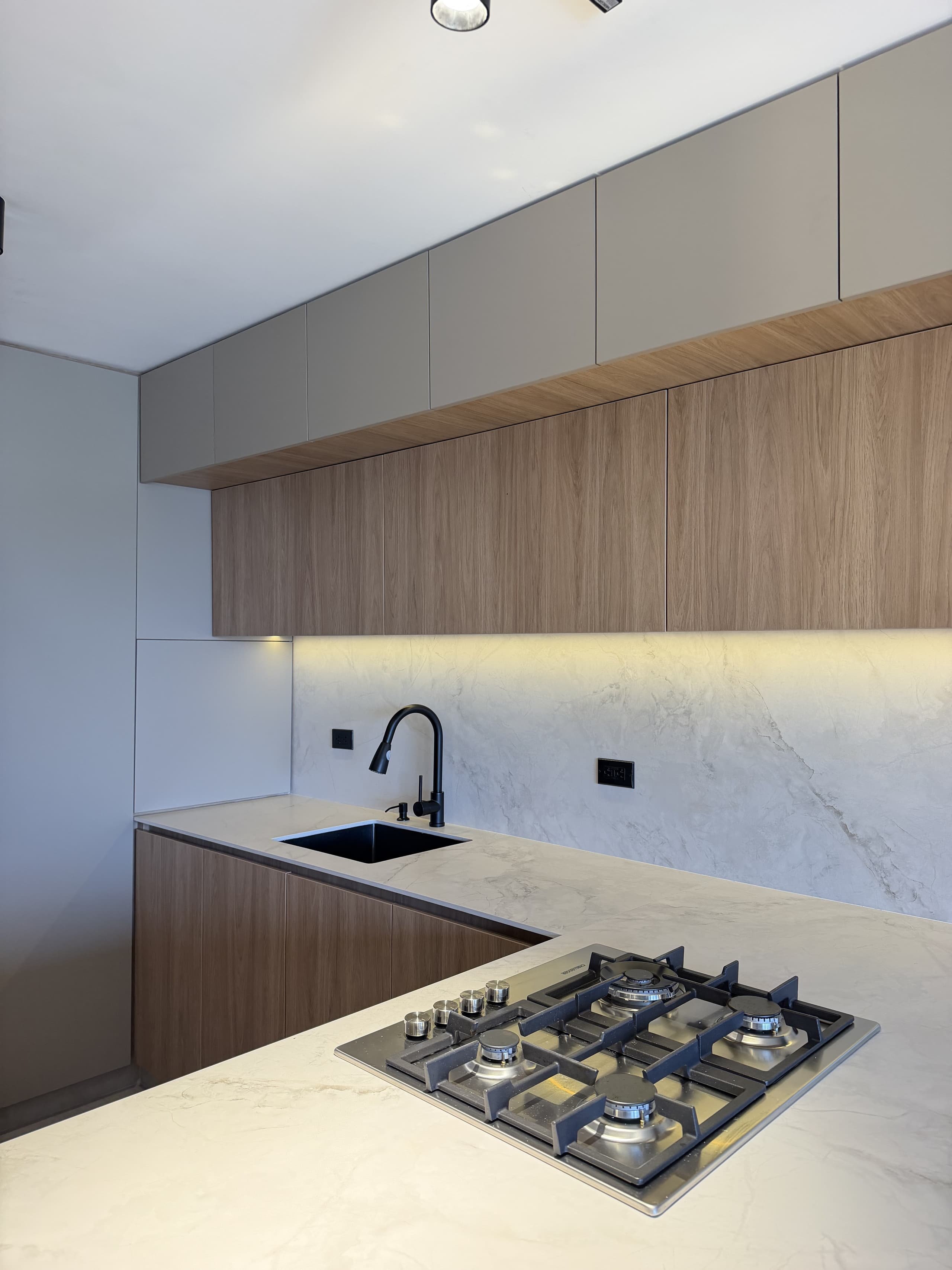 Cocina gris con cubierta en mármol