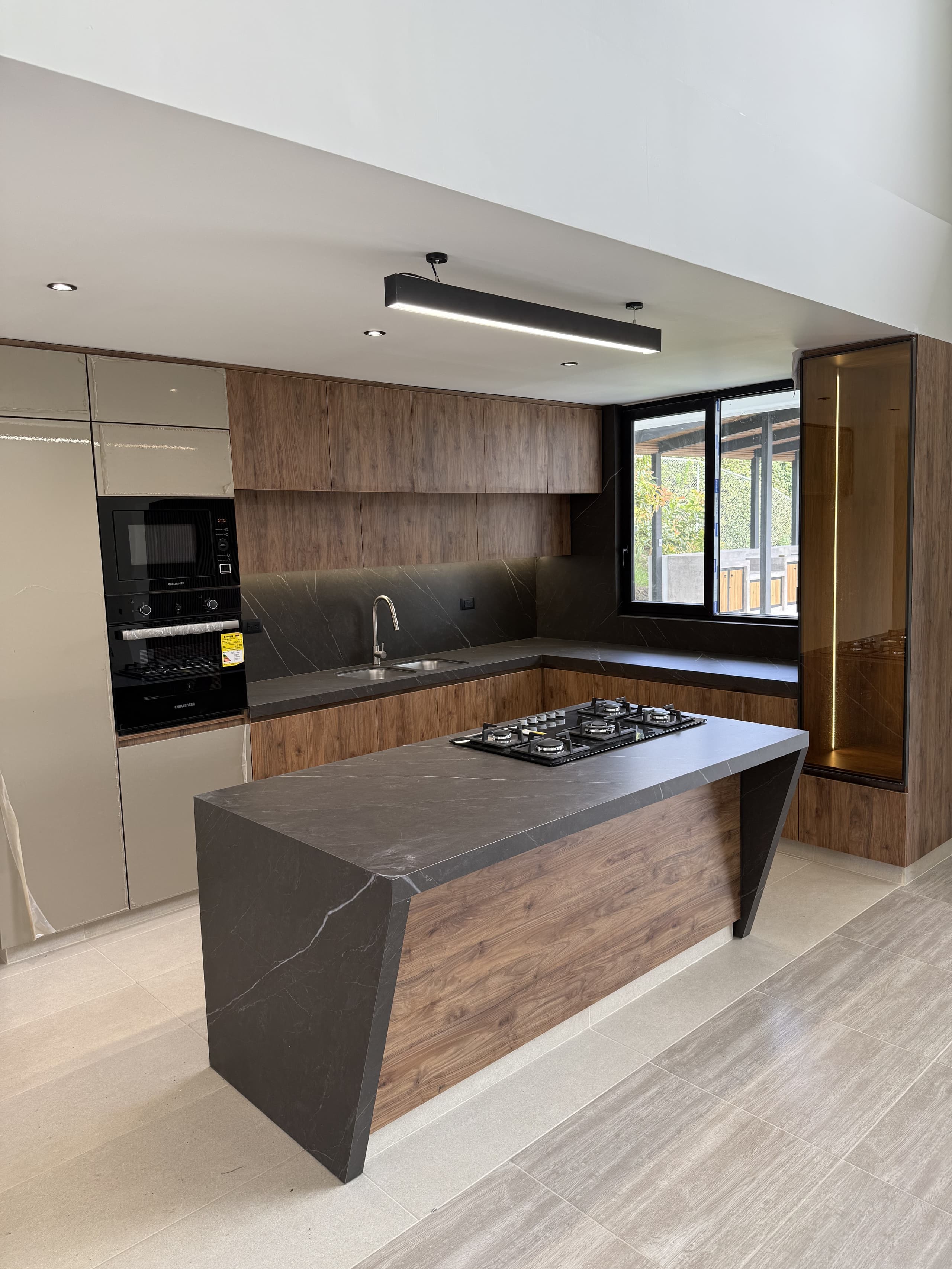 Cocina en madera oscura y piedra