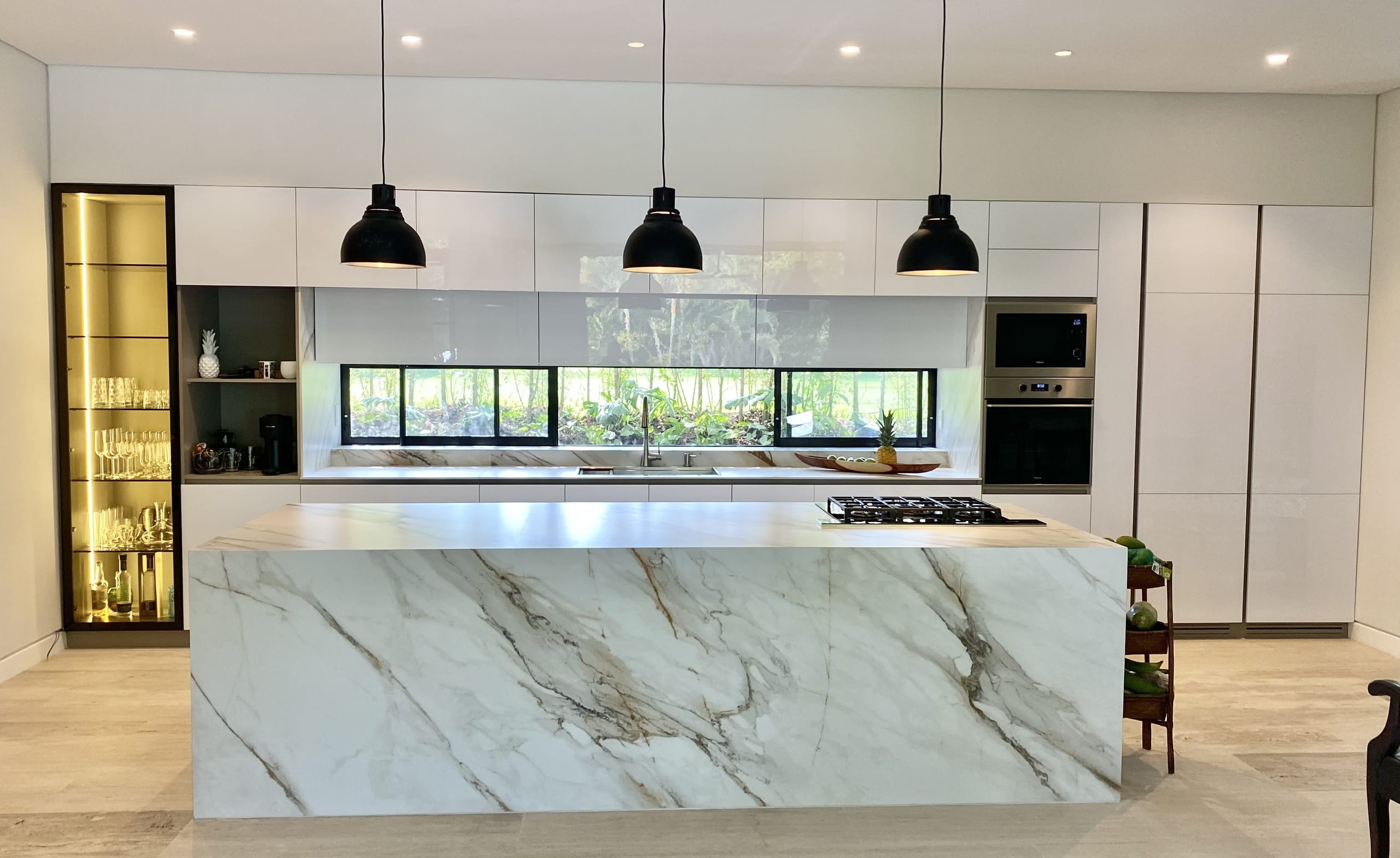 Cocina integral en mármol Calacatta fabricada por MTRO² Decor en Pereira